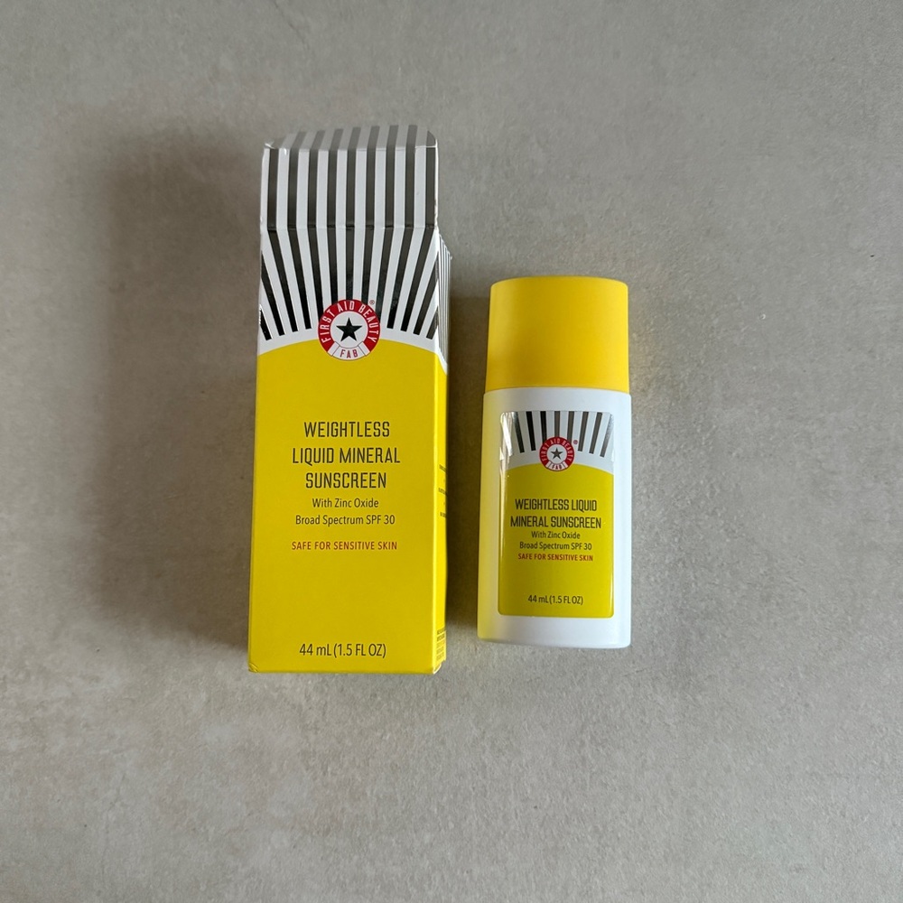 First Aid Beauty Weightless Liquid Mineral Sunscreen SPF 30 - Non-Greasy Formula